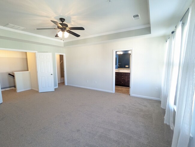 Building Photo - Beautiful 3 level townhouse in the new Jef...