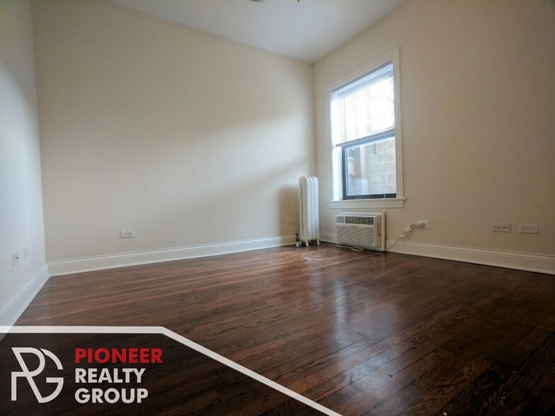 Building Photo - 736 W Addison St