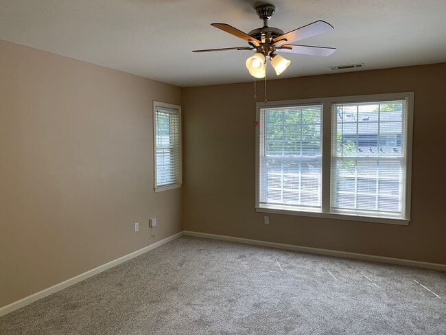 Building Photo - 4 Bedroom House with Great Floor Plan Clos...