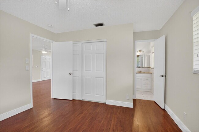 Building Photo - 801 Meadowlark Ln