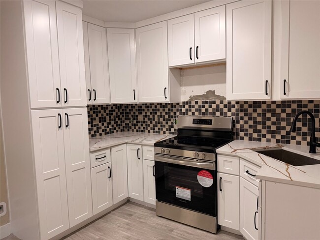 Building Photo - 628 Truman St