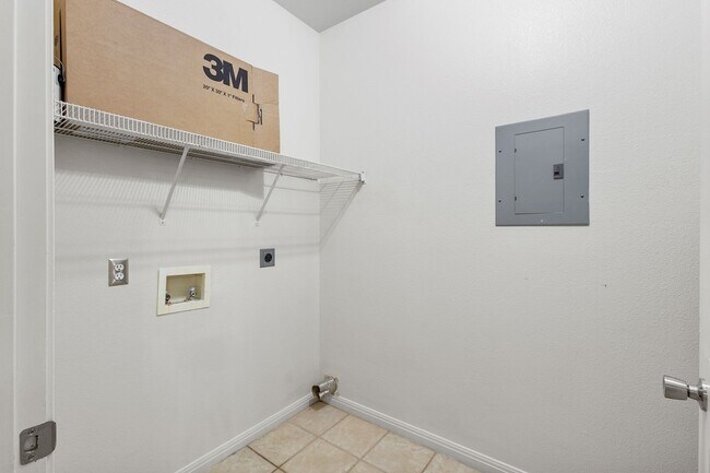 Building Photo - Massive 3 Bedroom, 3 Bath Duplex