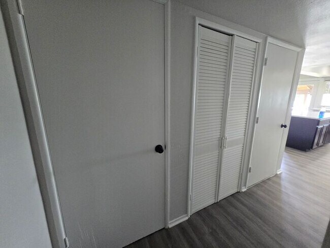 Building Photo - Hilltop 3 Bedroom, 2 Bath, 2 Car Garage Pr...