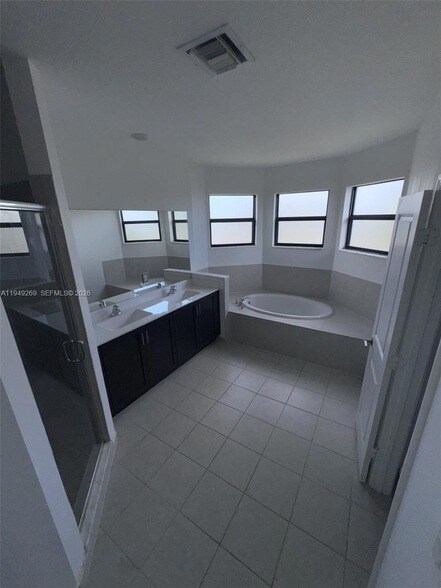 Building Photo - 157 NE 27th Terrace