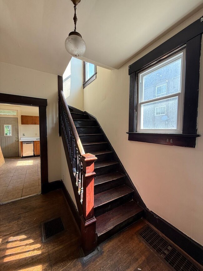 Building Photo - 3 bedroom 1 bath single family home with yard.