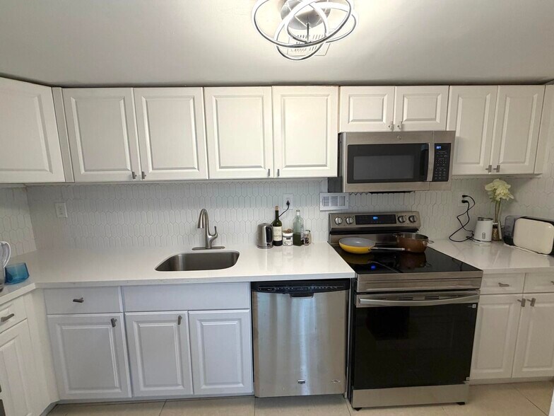 Building Photo - 1000 West Ave