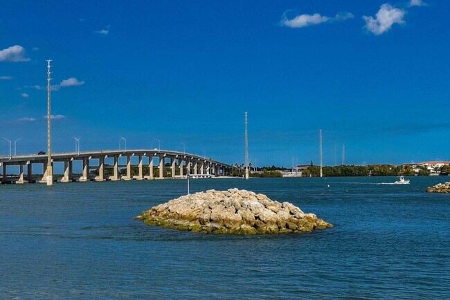 Building Photo - 1531 SE Royal Green Cir