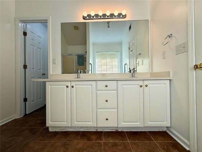 Building Photo - 2029 Manor Oak Ln NE