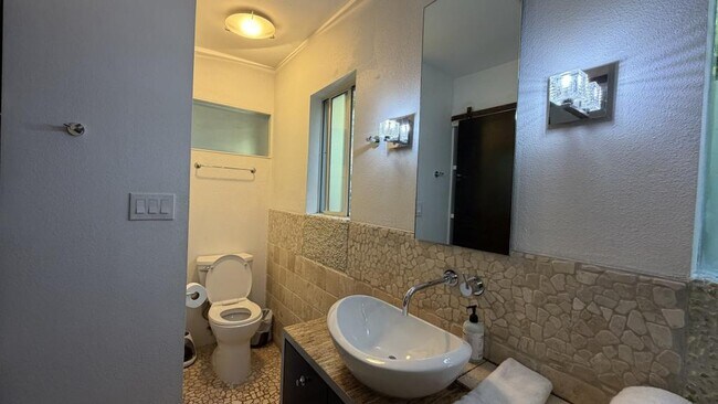 Building Photo - 637 S Crescent Ct