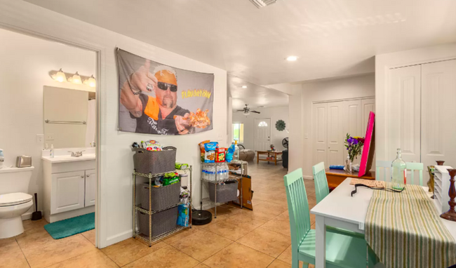 Building Photo - FULLY REMODELED HOME WITHIN A SHORT DISTAN...