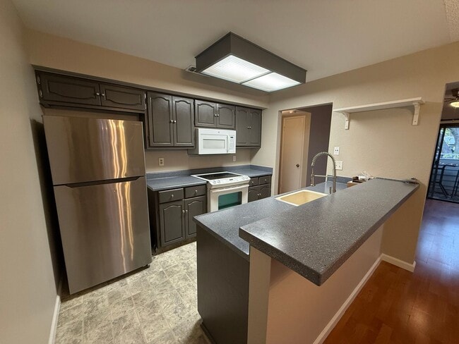 Building Photo - 2 bed 1 bath condo available in Natomas area