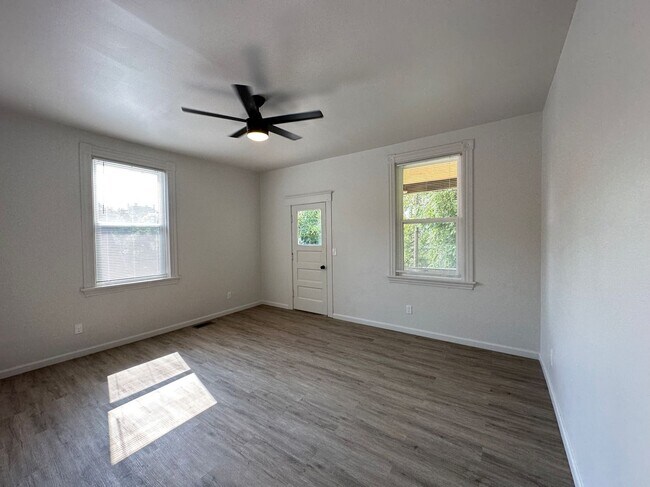 Building Photo - 6 Bed/2 Bath w/Ample Parking Mins. from UC $750/pp ($4500/mo)!