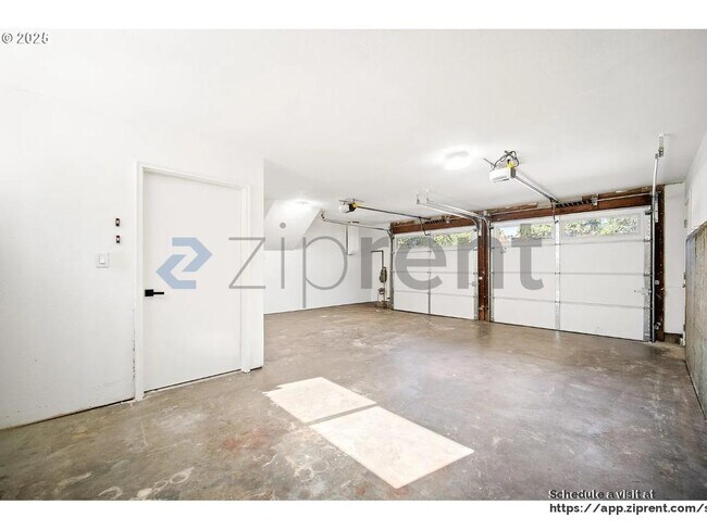 Building Photo - 7640 SW Whitford Dr