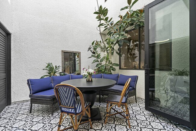 Building Photo - 2237 Century Hill