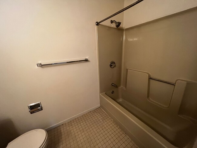 Building Photo - Beautiful 2BR 2 full bath condo in secured...