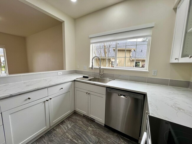 Building Photo - Fully Remodeled  3 BD + Den