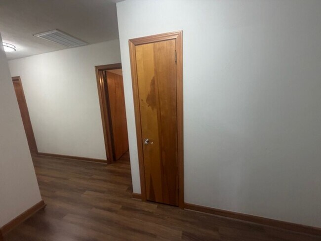 Building Photo - 549 Forest Rd