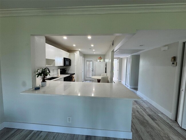 Building Photo - 2601 S Palm Aire Dr