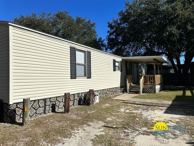 Primary Photo - Centrally located 2 Bedroom Cottage in Fort Walton Beach!