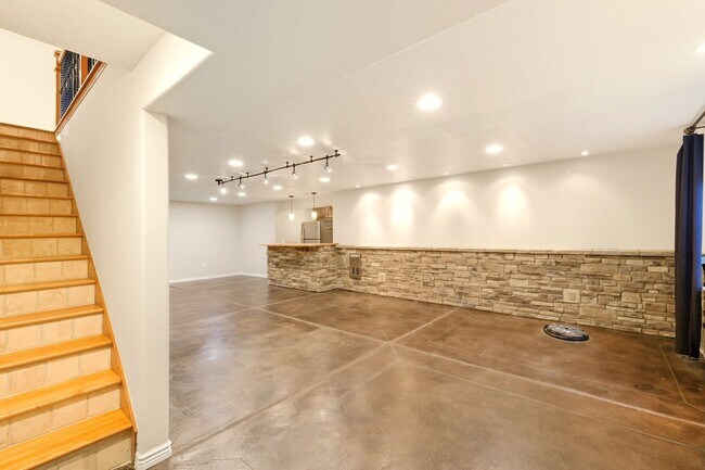 Building Photo - Beacon Point 5 Bedroom Ranch, 3-Car Garage...