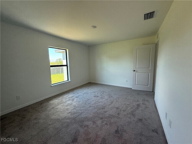 Building Photo - 918 NE 33rd Ln