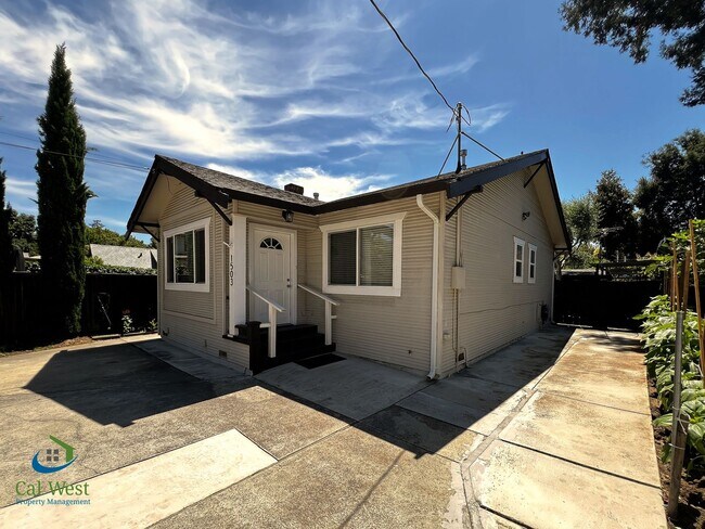 Building Photo - $3600 Beautiful Cottage Style 2 Bed 1 Bath...
