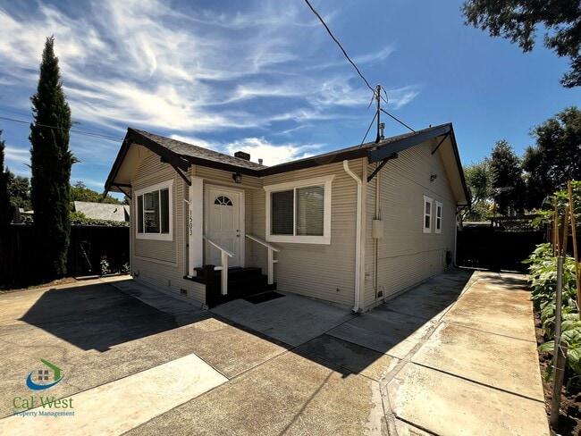 Building Photo - $4000 Beautiful Cottage Style 2 Bed 1 Bath...
