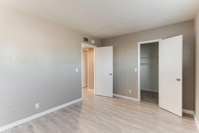 Building Photo - Modern Comfort in a Charming 2-Bed, 2-Bath Upstairs Unit! *  MOVE IN SPECIAL *