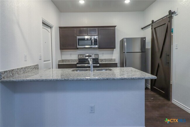 Building Photo - 5005 Rose Gdn Lp