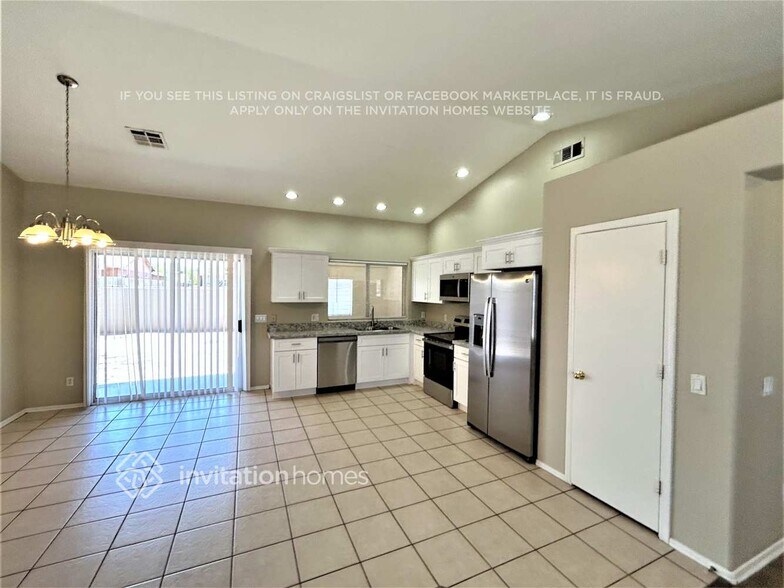 Building Photo - 623 W Romley Ave