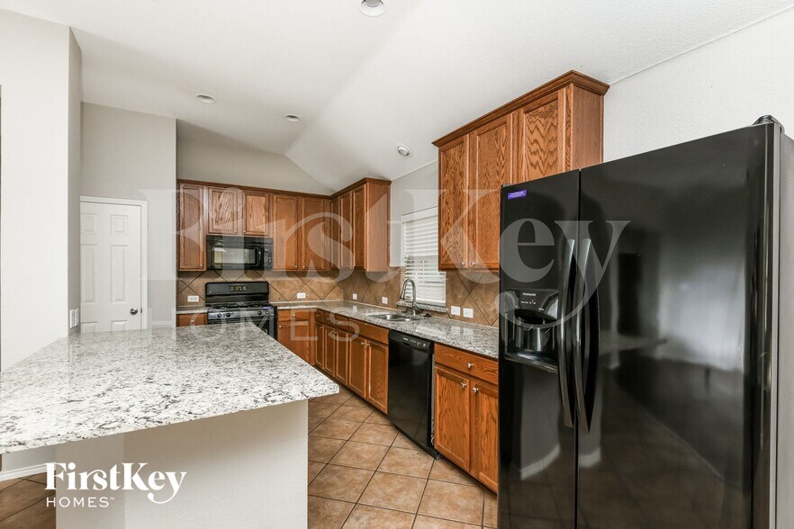 Building Photo - 423 Hackberry Dr