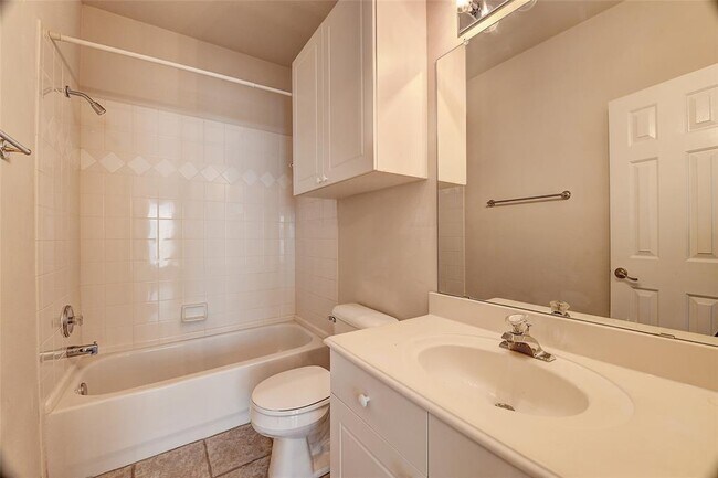 Building Photo - 803 Rosine St