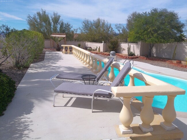 Building Photo - Entertainers Delight Beautiful Pool home Available May 12 to Sept 15, 2026