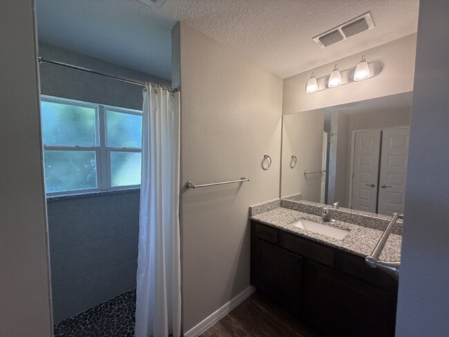 Building Photo - Beautiful and Spacious 3/2 with Separate Entrance 1/1 In-Law Suite, RV Parking