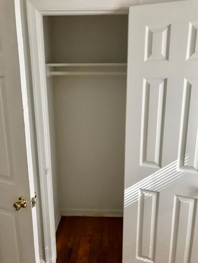 Building Photo - 3 bedroom house on quiet dead end! All ele...