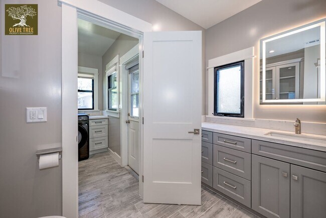 Building Photo - Luxury Ground-Level 2bed/2bath Unit | Fully Renovated | Walkable Pasadena Location