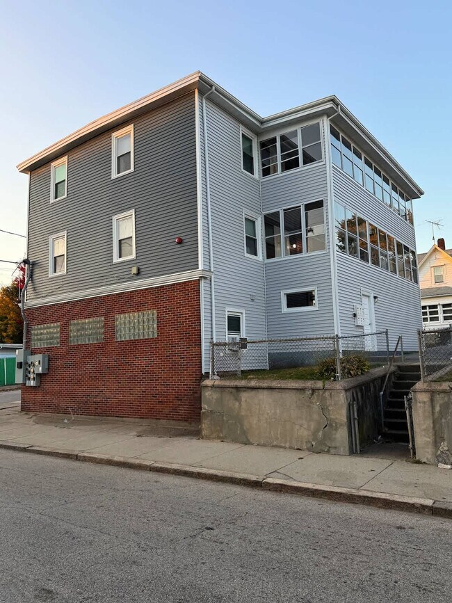 Building Photo - 508 Elm St