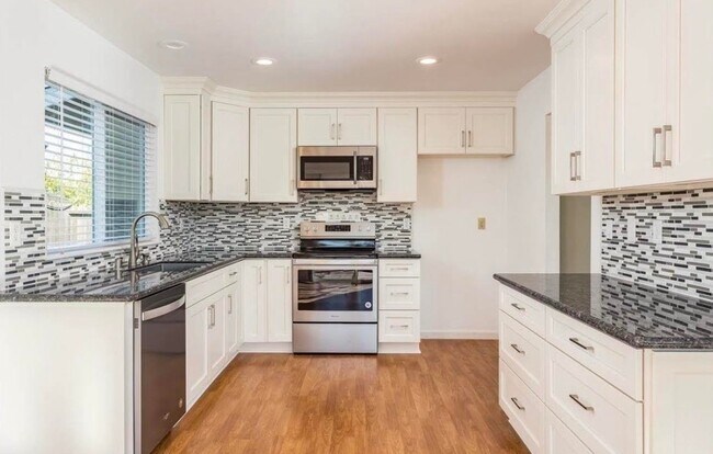 Building Photo - Beautiful 3 Bedroom Home Located in the City of Pittsburg.