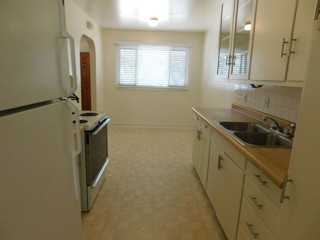 Building Photo - Close to CMU/St Mary's