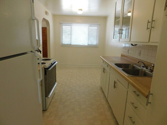 Building Photo - Walking Distance CMU/St Mary's