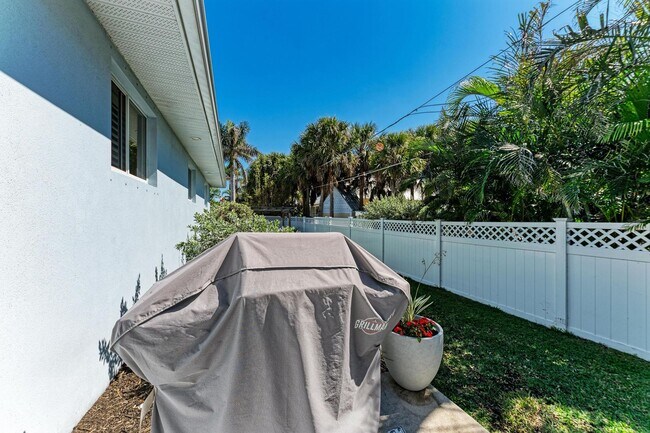 Building Photo - Furnished/Unfurnished ** Annual Rental ** Available 5/1/26 ** 4 Bed/2 Bath Single Family Home ** ...