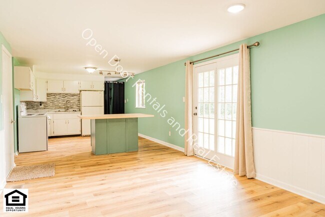 Building Photo - $200 off first months rent! 4 bedroom home...