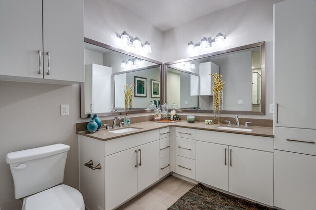 Building Photo - City Living, Extra Perks – Up to 1 Month F...