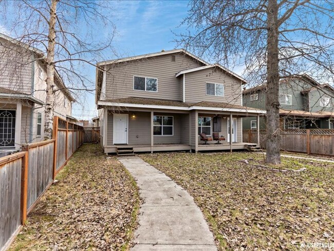 Building Photo - Spacious & Updated 3 Bedroom Duplex Near M...