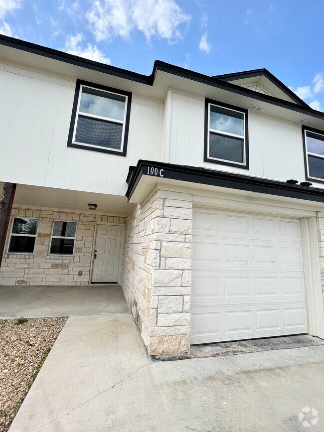 Building Photo - ~3 bedroom, 2.5 bath with balcony and priv...