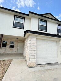 Building Photo - ~3 bedroom, 2.5 bath with balcony and priv...