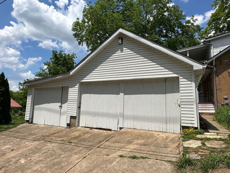 Building Photo - 726 E 5th St