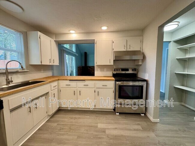 Building Photo - 526 Holly Ln
