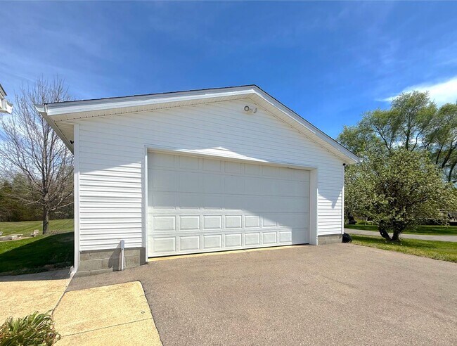 Building Photo - **August 2026** 3 bed | 2 bath with HUGE yard, Bonus Room, Fire Pit & Garage.