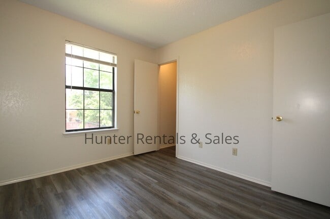 Building Photo - Two-Story Living!